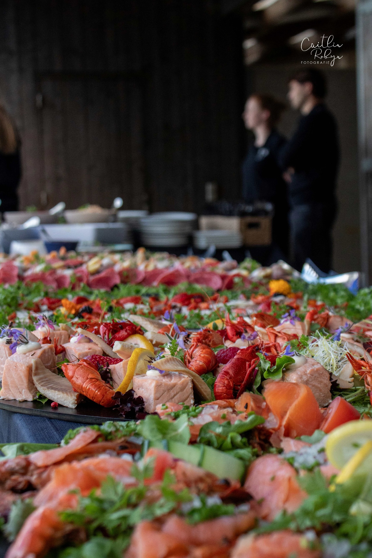 Luxe buffet met kreeft en zalm tijdens een evenement