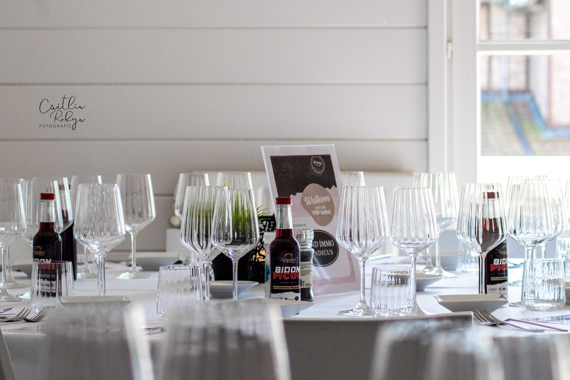 Ingedekte tafel met glazen voor een receptie