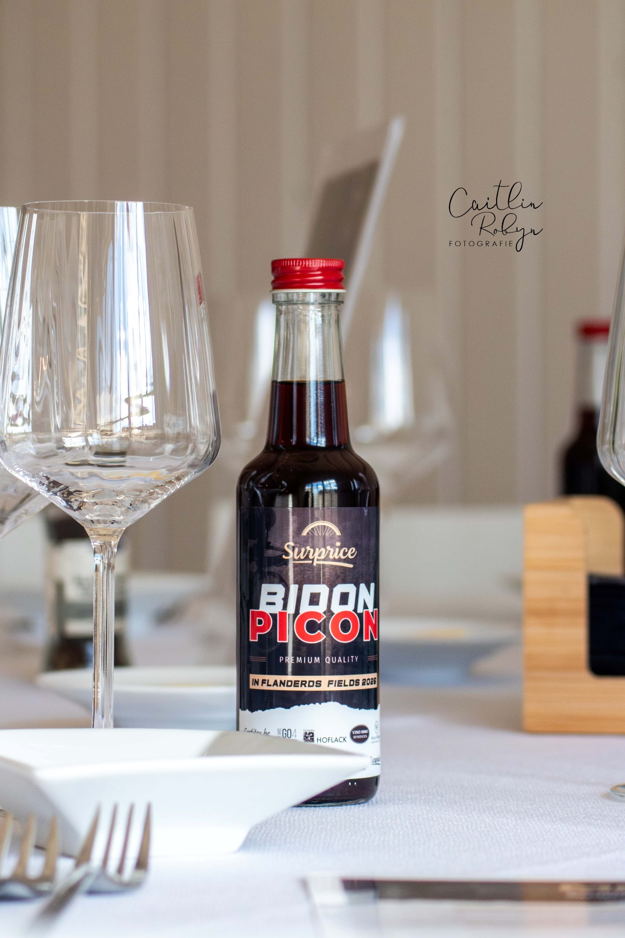 Detailfoto van tafeldecoratie en drank op een event