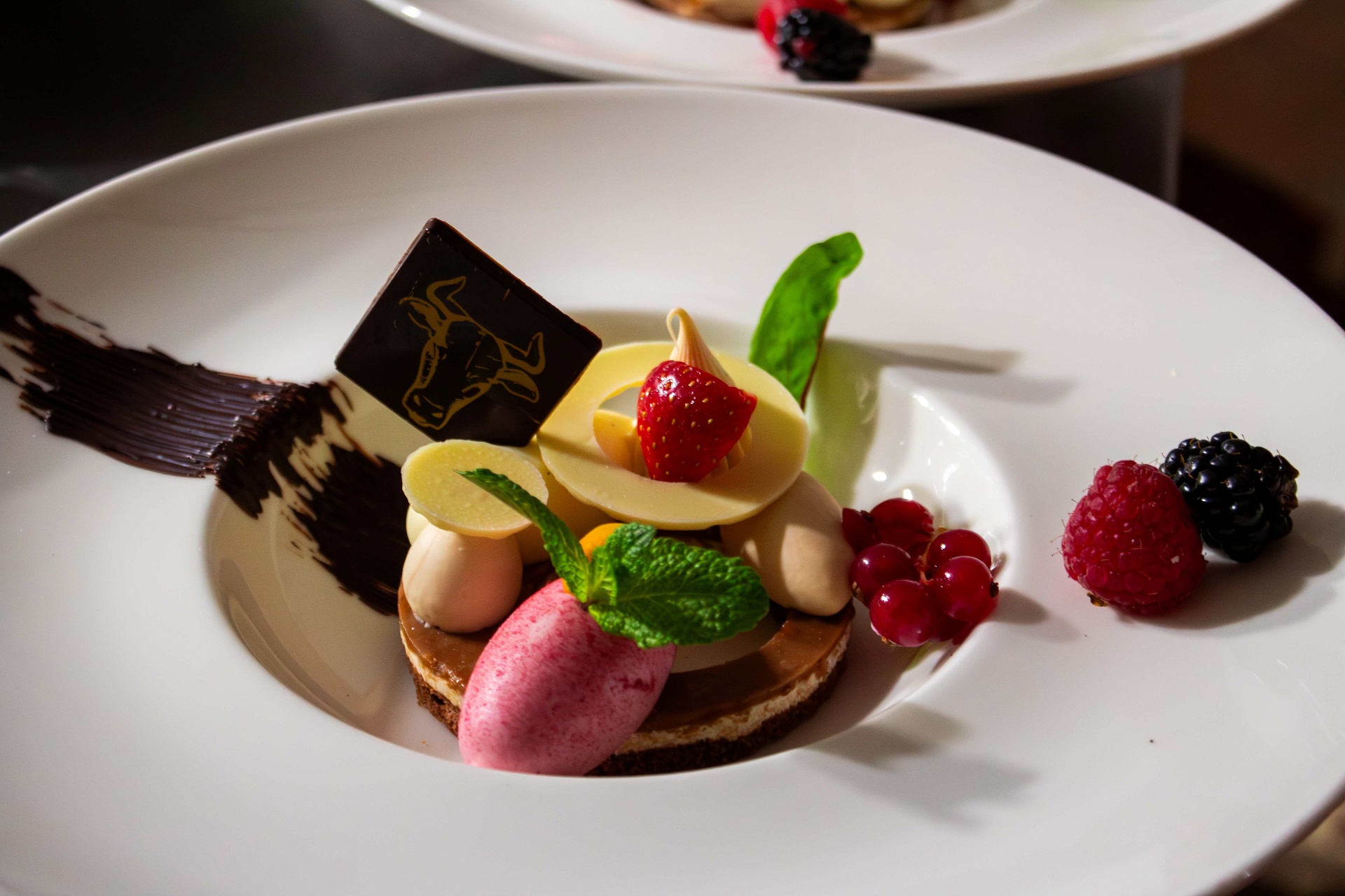 Dessertbord met fruit en chocolade tijdens een event