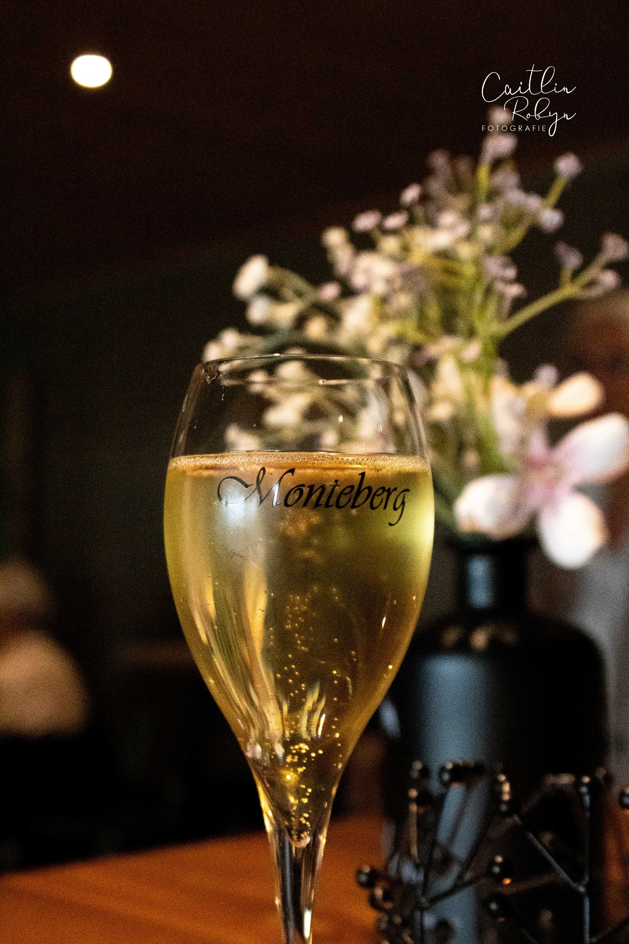 Feestelijk glas bubbels tijdens een avondevent